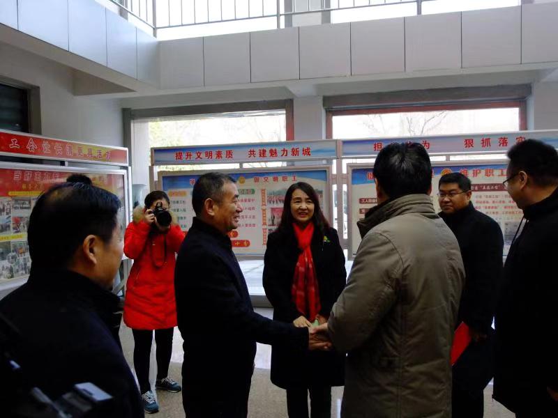 济南市总工会常务副主席傅金峰到星空官方开户集团走访慰问