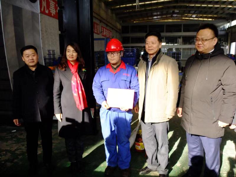 济南市总工会常务副主席傅金峰到星空官方开户集团走访慰问
