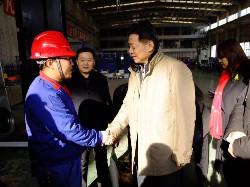 济南市总工会常务副主席傅金峰到星空官方开户集团走访慰问