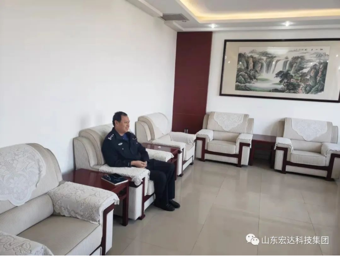 山东星空官方开户集团副总经理张广义到开发区派出所慰问